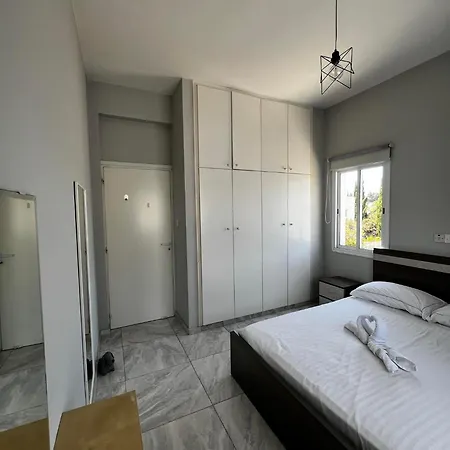Spacious Beautiful 1 Bedroom !!! *